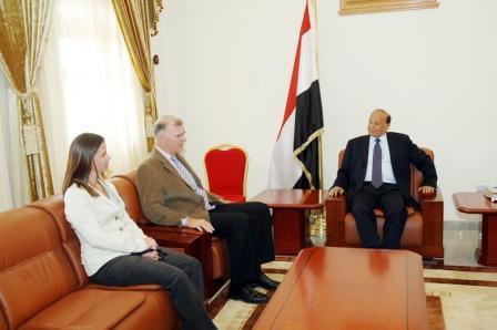 نائب الرئيس أثناء استقباله مسؤول الشرق الأوسط في المعهد الديمقراطي الأمريكي أمس